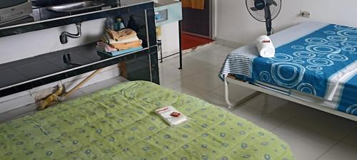 um quarto de hospital com uma cama em HOSTAL LOS ÁNGELES VILLAVIEJA em Villavieja