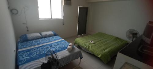 En eller flere senge i et værelse på HOSTAL LOS ÁNGELES VILLAVIEJA