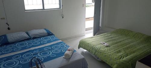 Tempat tidur dalam kamar di HOSTAL LOS ÁNGELES VILLAVIEJA