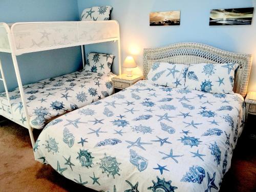 una camera con un letto e un letto a castello di A Wave From It All-5J GCR a Myrtle Beach