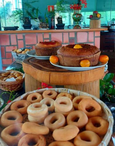 ParaopebaにあるSertão Veredas Hotel Fazendaのドーナツやその他のペストリーやケーキの展示