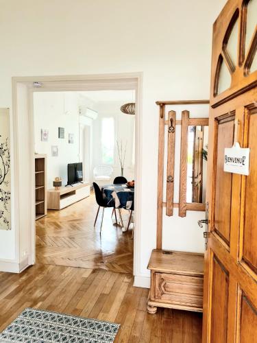 - un salon avec une table et une porte en bois dans l'établissement Villa La Closeraie, à Amélie-les-Bains-Palalda