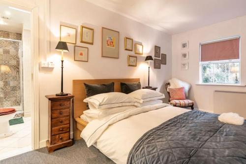 Un dormitorio con una cama grande y una ventana en The Old Goathouse, en Kildare