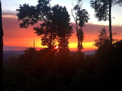 4,700 ft elevation Wolf Laurel Resort-Sunsetdreams – Photos 2