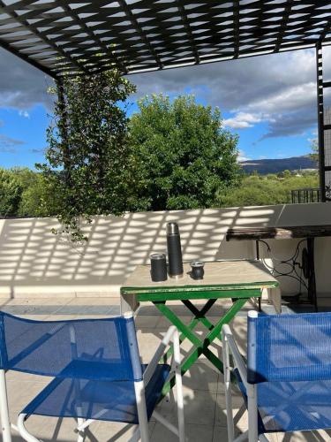 una mesa de picnic y 2 sillas en el patio en Terracita Suite en Villa Cura Brochero