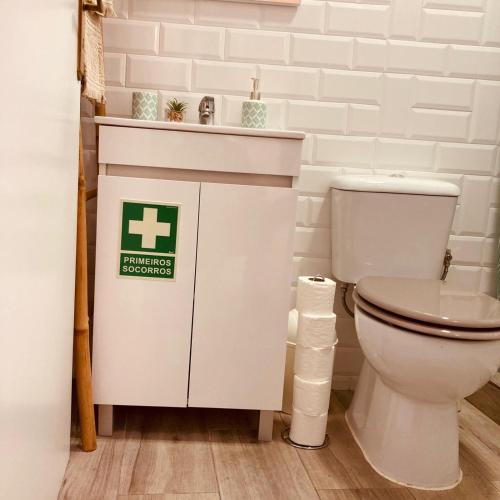 bagno con servizi igienici e piccolo armadio di Casa da Avó Rita a Évora