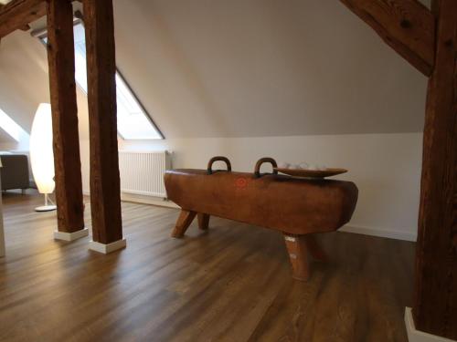 an old wooden bath tub sitting in a room at Bauernhaus am Plauer See mit Kamin in Zarchlin