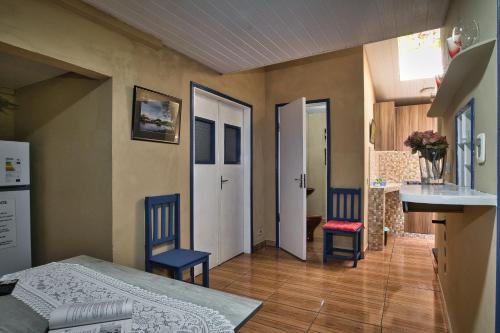 1 dormitorio con 1 cama, 2 sillas y lavamanos en Casa Charlie, en Areguá