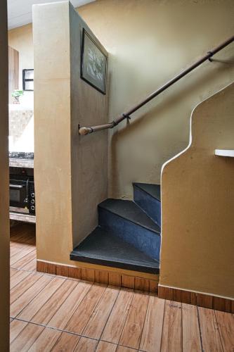 a staircase in a house with blue steps at Casa Charlie in Areguá