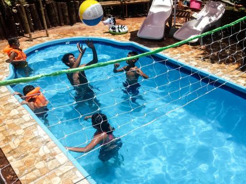 un grupo de niños jugando en una piscina en Casa Charlie, en Areguá