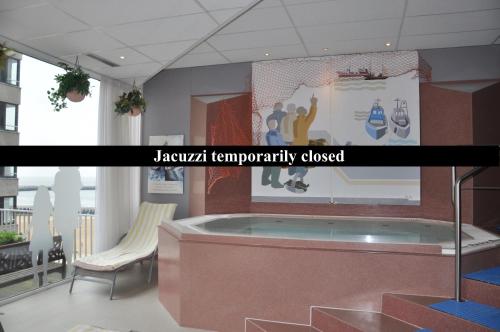 eine Darstellung eines vorübergehend geschlossenen Jazz-Raums in der Unterkunft Hotel Glenmore in Ostende