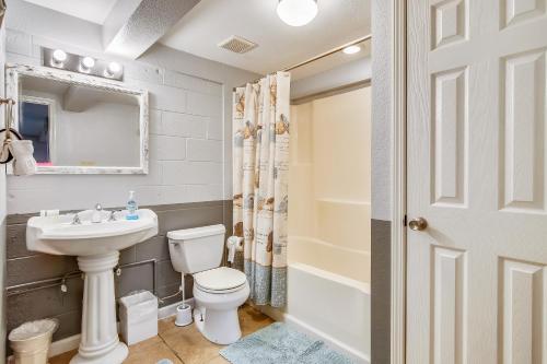 uma casa de banho com um WC, um lavatório e um chuveiro em Always 5 O'clock em Galveston
