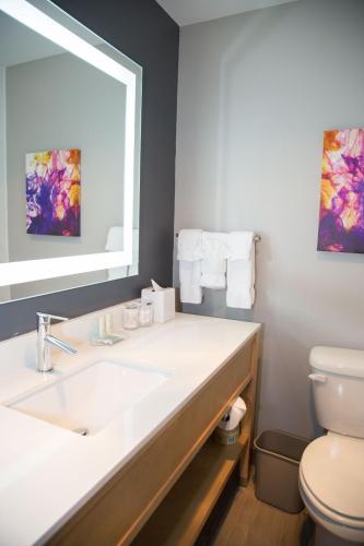 Ein Badezimmer in der Unterkunft La Quinta by Wyndham Seattle Federal Way