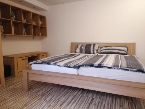 Säng eller sängar i ett rum på Gemütliche Ferienwohnung Nähe Ulm