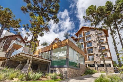 una vista exterior de un edificio con cristal en Rosa Edifício Bellagio Canela com Infraestrutura completa, en Canela