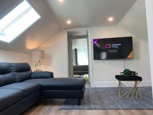 TV a/nebo společenská místnost v ubytování Roslindale village condos