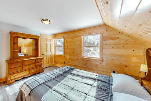 um quarto com uma cama num quarto com paredes de madeira em Greenville Getaway em Greenville