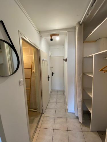 a hallway with a walk in closet and a door at SUPERBE STUDIO A SAINT JEAN DE MONTS in Saint-Jean-de-Monts