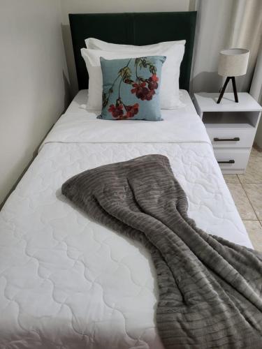 a bedroom with a bed with a blanket on it at Recanto Wunderwald Casa Pomerode in Pomerode