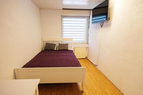 um quarto com uma cama e uma janela em Mojstranka em Mojstrana