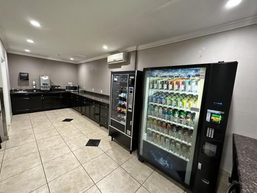 Una máquina de refrescos en una tienda con muchas bebidas. en Super 8 by Wyndham Mesa Downtown Near Convention Center, en Mesa