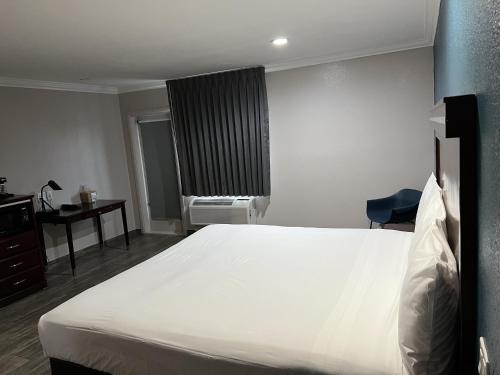 Cama o camas de una habitación en Super 8 by Wyndham Mesa Downtown Near Convention Center