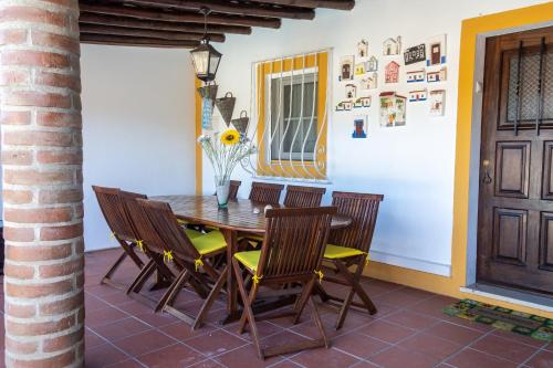 jadalnia z drewnianym stołem i krzesłami w obiekcie Casa da Ti´Lola w mieście Évora