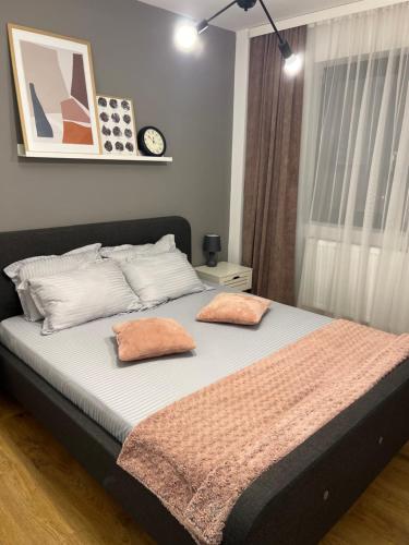 Katil atau katil-katil dalam bilik di Paris Residence Targu -Jiu