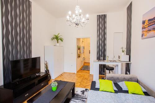 Televízia a/alebo spoločenská miestnosť v ubytovaní Váci Street Studio