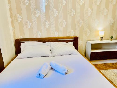 2 handdoeken op een bed in een slaapkamer bij Hotelflat in square Praha 2 in Praag