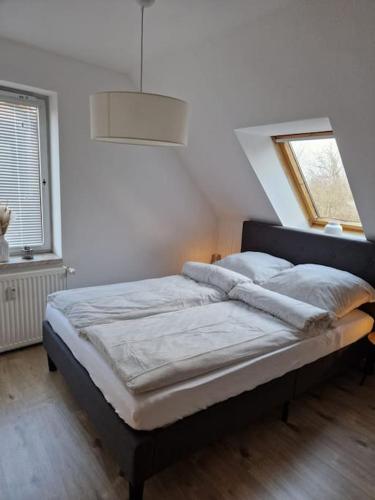 En eller flere senge i et værelse på Helle 3 Zimmerwohnung im Harz.