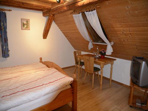 Säng eller sängar i ett rum på Naturparkhotel & Landgasthof Stromberg