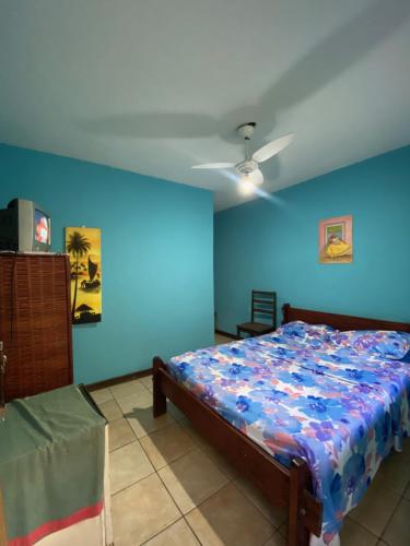 沙烏伊比港的住宿－Lita Restaurante e Pousada，一间卧室设有一张床和蓝色的墙壁
