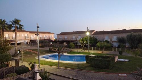 a view of a courtyard with a swimming pool at Fantástica casa con piscina y playa ,Torredembarra-Tarragona in Pobla de Montornés