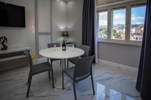 d'une salle à manger avec une table, des chaises et une fenêtre. dans l'établissement B&B Dolce Sosta, à Naples