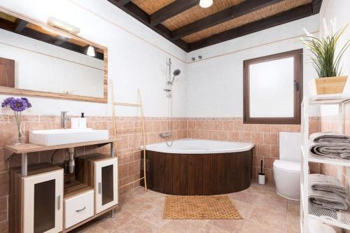 y baño con bañera, lavabo y aseo. en Casa El Kornao, Fuerteventura, en Tuineje