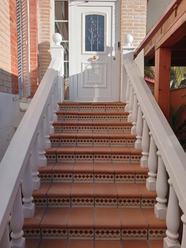 a set of stairs leading to a white door at Tu Mansión in Navalcarnero