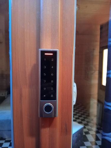 a door with a remote control on a wooden door at Tu Mansión in Navalcarnero