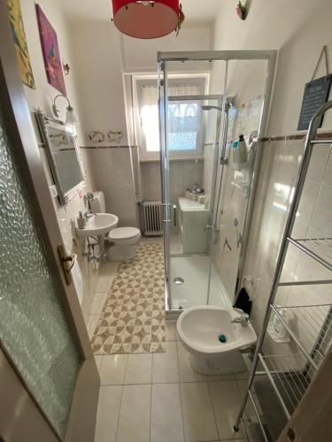 a bathroom with a shower and a toilet and a sink at Appartamento Lella con meravigliosa vista zona Corso Bagni in Acqui Terme
