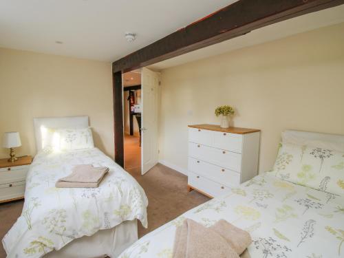 1 dormitorio con 1 cama grande y vestidor en The Grain Store, en Nantwich