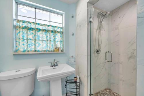een badkamer met een wastafel en een douche bij Largo Retreat in Largo