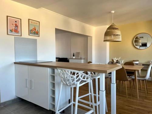 - une cuisine avec un comptoir en bois et une table dans l'établissement Le bon’heurt, à Le Portel