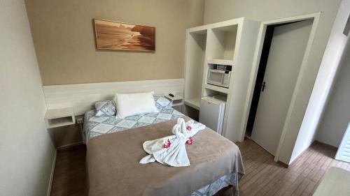 Cama ou camas em um quarto em Suites Carioca