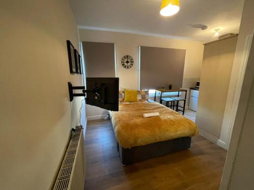 1 dormitorio con 1 cama con manta amarilla en The Oxford Avenue, en Southampton