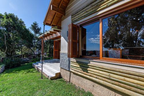 a house with a window on the side of it at Rosa Casa Vivendas da Colina in Canela