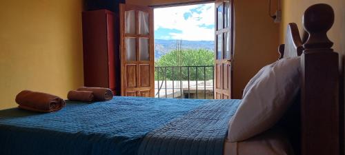 1 dormitorio con 1 cama y vistas a un balcón en Apart El Árbol en Santa María