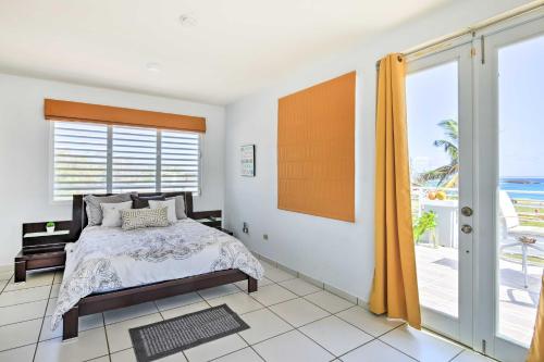 Postel nebo postele na pokoji v ubytování Oceanside Vega Baja Beach House Paradise with Views!