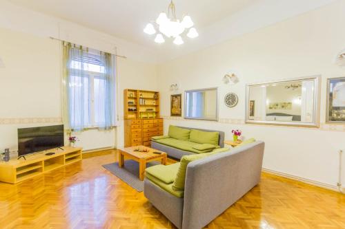 A television and/or entertainment centre at Friend of Deák Ferenc