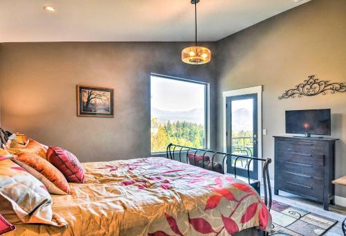 Carson的住宿－Gorge Retreat - Modern Carson Home with Mtn Views!，一间卧室设有一张床和一个大窗户