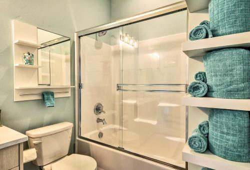 Carson的住宿－Gorge Retreat - Modern Carson Home with Mtn Views!，带淋浴和卫生间的浴室